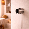 Attacco muro doccino in acciaio inox 316L colore canna fucile resistente e durevole ATTACCO MURO DOCCINO LEVANTE CANNA FUCILE Ambientata 100x100