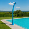 Doccia Blu in Polietilene HD 25L Riscaldamento Solare Giardino e Piscina DOCCIASOLARE RIO BLU BLACKMATT Ambientata 100x100