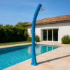 Doccia solare blu 40L PEHD 266cm ottone senza corrente lavapiedi RIOXXL SS0935XXL BLUE Ambientata 100x100